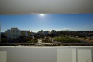 una ventana en un edificio con vistas a la ciudad en Exclusive Luxury Apartments in Oceano Atlantico Complex, en Portimão