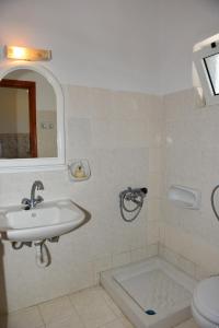 łazienka z umywalką i toaletą w obiekcie Asteria Apartments w mieście Zakintos