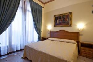 Postel nebo postele na pokoji v ubytování Hotel Florida