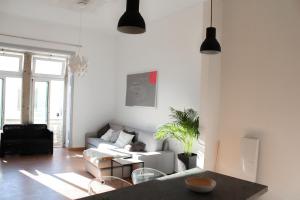 ein Wohnzimmer mit Sofa und Tisch in der Unterkunft Atelier 3 - Boutique Rooms in Loulé