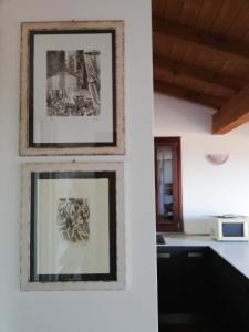 una cucina con due quadri incorniciati su un muro di B&B Audrey a Varese