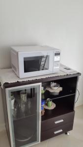 un horno microondas sentado en la parte superior de un mostrador en Departamento de 1 Dormitorio con Sala Estar en Río Grande