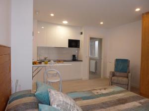 a living room with a couch and a kitchen at Balcón de la Len in Quintana de Soba