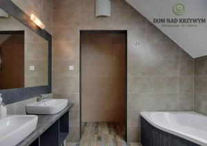 Bilik mandi di Dom nad Krzywym - prywatna plaża, 2 boiska, sauna, plac zabaw +54 gambar
