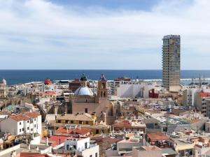Nespecifikovaný výhled na destinaci Alicante nebo výhled na město při pohledu z apartmánu