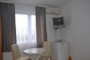 TV a/nebo společenská místnost v ubytování Apartments Adria