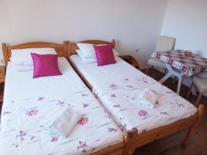 Postel nebo postele na pokoji v ubytování Apartments Adria