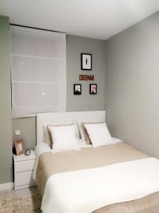 - une chambre avec 2 lits et une fenêtre avec des mots traître dans l'établissement Your comfy stay in the Center of Madrid, à Madrid