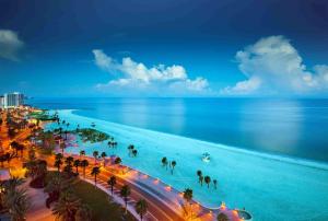 クリアウォーター・ビーチにあるTropical Sky Ranch Motelの夜のビーチと海の景色