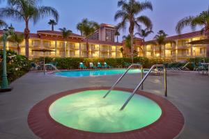 Het zwembad bij of vlak bij Cortona Inn and Suites Anaheim Resort