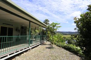 Rõdu või terrass majutusasutuses Daintree Riverview Lodges