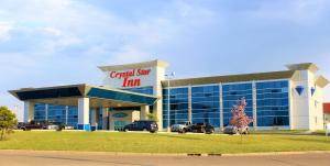 een autodealer met auto's geparkeerd voor het bij Crystal Star Inn Edmonton Airport with free shuttle to and from Airport in Leduc