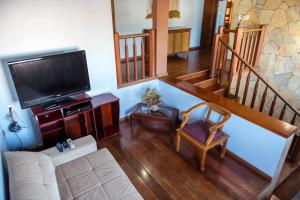an overhead view of a living room with a flat screen tv at POUSADA DONA DORA 2 in Piumhi