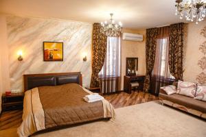 1 dormitorio con 1 cama y 1 sofá en Totem Hotel, en Shymkent