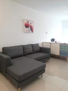 ein Wohnzimmer mit einem Sofa und einem Tisch in der Unterkunft 2 Carpark GEP 5 Star Hotel Bed & Sofa Studio in Seri Kembangan
