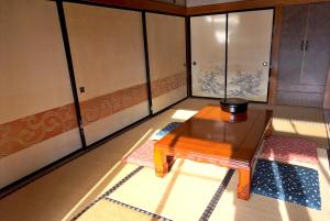 um quarto com uma mesa de centro num quarto em Matakitai em Ichinoseki