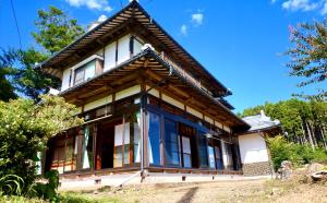 uma casa com grandes janelas do lado em Matakitai em Ichinoseki