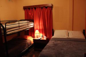 Postel nebo postele na pokoji v ubytování Boquete Town Hostal
