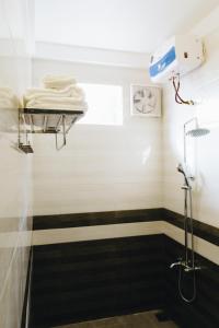 a bathroom with black and white stripes on the wall at Phong Nha Love Homestay in Phong Nha