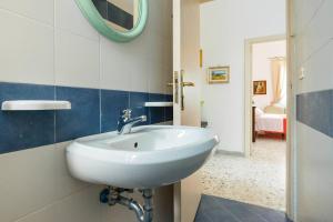 Imagen de la galería de Casa De Luca - appartamento con 3 camere 2 bagni e cucina in centro a Ceraso - fino ad 8 persone, en Ceraso