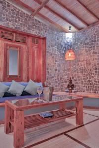 ein Wohnzimmer mit einem Tisch und einem Sofa in der Unterkunft Samsara Villas in Gili Air