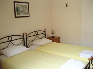 two beds sitting next to each other in a bedroom at Kabanis Rooms in Ermoupoli