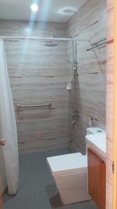 W łazience znajduje się prysznic, toaleta i umywalka. w obiekcie Magarbo Hotel w mieście Boracay
