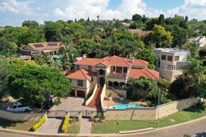 uma vista aérea de uma casa com piscina em LilyRose Bed & Breakfast em Pretoria