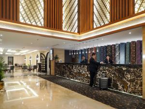 Lobi atau kawasan kaunter penerimaan di Hotel Polonia Medan managed by Topotels