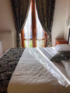 Łóżko lub łóżka w pokoju w obiekcie Villa Tuscany Siena