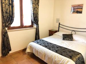 Łóżko lub łóżka w pokoju w obiekcie Villa Tuscany Siena