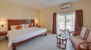 Postel nebo postele na pokoji v ubytování Sokha Palace Siem Reap Hotel