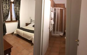 Кровать или кровати в номере Villa Tuscany Siena