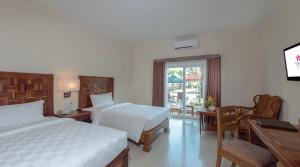 Postel nebo postele na pokoji v ubytování Sokha Palace Siem Reap Hotel