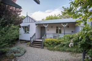 Briar Rose Cottages في ستانثورب: منزل أبيض مع شرفة والدرج