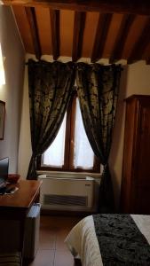 Łóżko lub łóżka w pokoju w obiekcie Villa Tuscany Siena