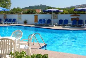 Bazén v ubytování Hotel Afroditi nebo v jeho okolí