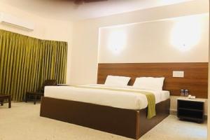 Postel nebo postele na pokoji v ubytování Sreeparthi Hotel