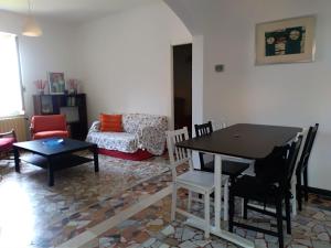 A seating area at Stunning Aptm in Villa