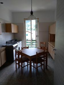 A kitchen or kitchenette at Stunning Aptm in Villa