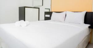 Ένα ή περισσότερα κρεβάτια σε δωμάτιο στο 2BR Apartment at Dian Regency By Travelio
