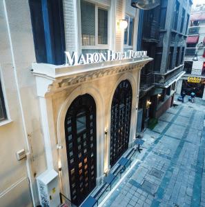 una señal para un hotel maronia en un edificio en Maroon Tomtom en Estambul