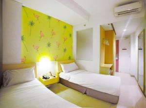 Liberta Hotel Kemang tesisinde bir odada yatak veya yataklar