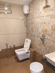 Ванная комната в Hotel Royal King by Sky Stays