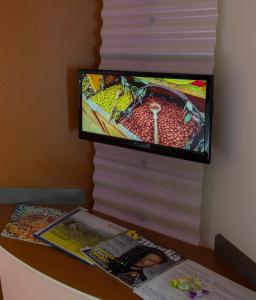 TV in/ali zabaviščno središče v nastanitvi Orange Wings Krems