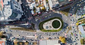 una vista aérea de una concurrida intersección de la ciudad con los coches en Super Luxury Apartments, en Tiflis