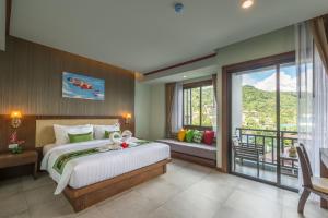Postel nebo postele na pokoji v ubytování Andaman Breeze Resort