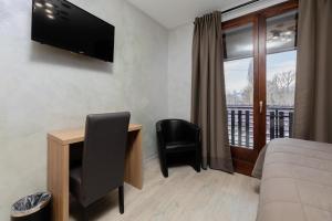 TV a/nebo společenská místnost v ubytování Motel D'ornex