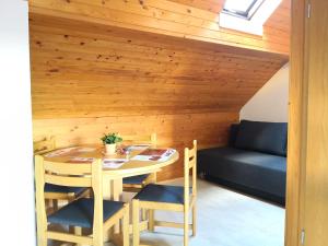 comedor con mesa, sillas y sofá en Apartments Silič en Bled