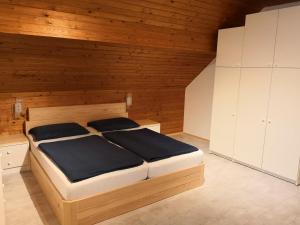 Un pat sau paturi într-o cameră la Apartments Silič